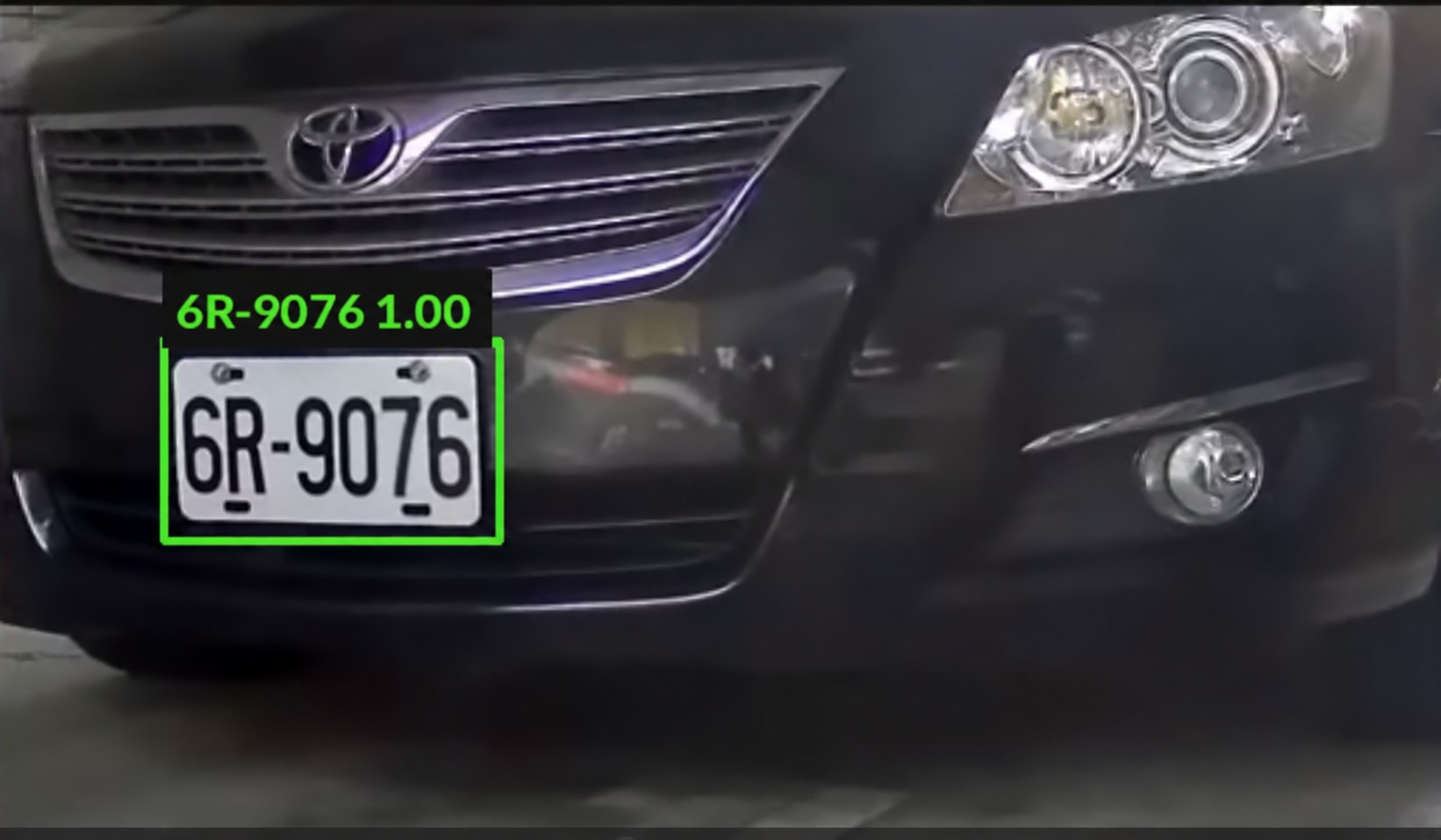 車牌辨識示意:綠色框標記車牌 6R-9076,畫面顯示辨識文字與信心分數 1.00